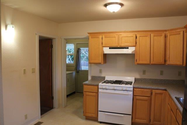 Building Photo - Near Sequoia Zoo and Park, Cozy 2/1 with l...