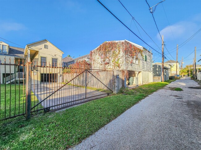 Building Photo - 1421 Winnie St