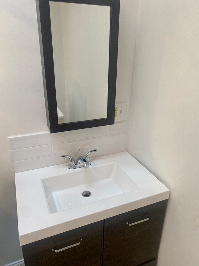Building Photo - Newly Renovated 4BED 1.5BTH / Stainless Steel Appliances & Washer/Dryer Hookup!
