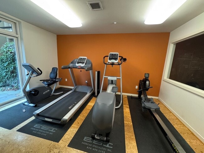 Building Photo - Spacious 2 bed 2 bath, 1000+ sq ft. condo on Market St in Ballard