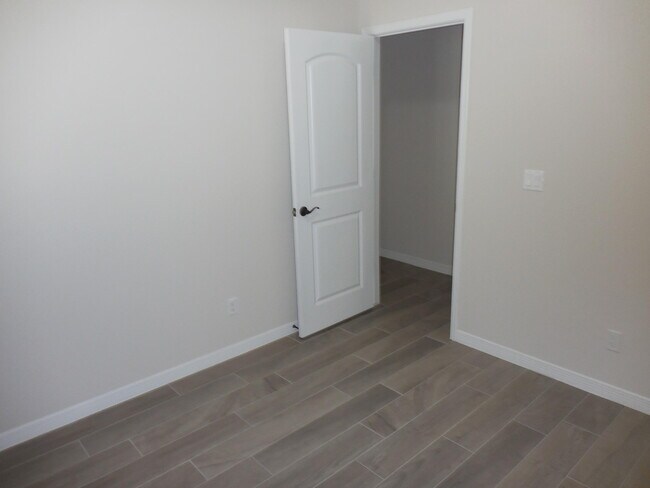 Building Photo - 213 Epsom Dr