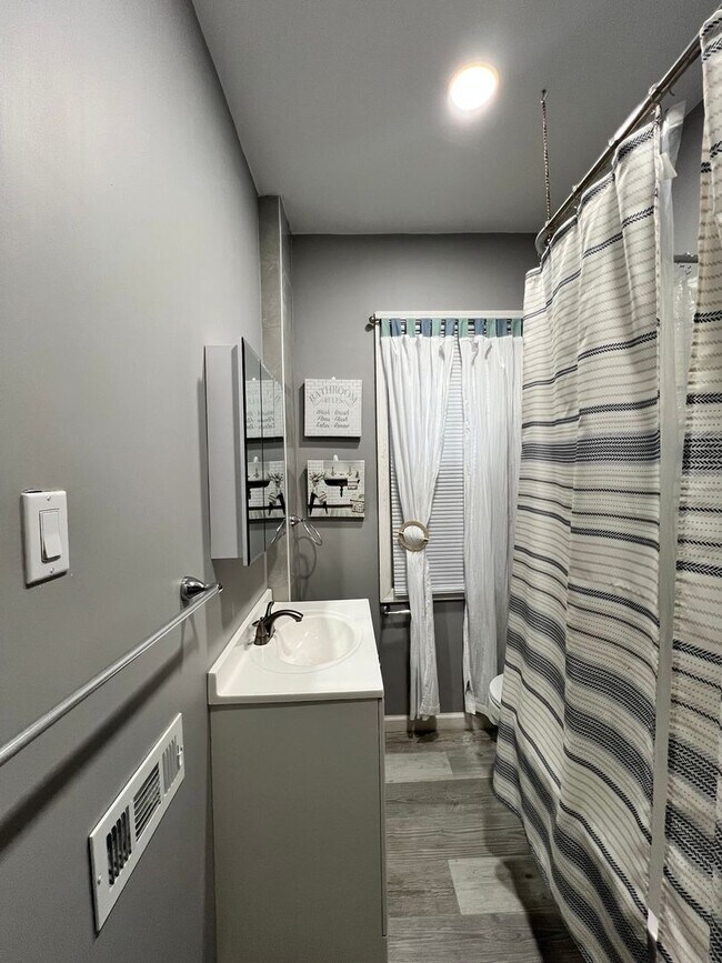 Building Photo - 5 Bedroom 1 Bath Home Available