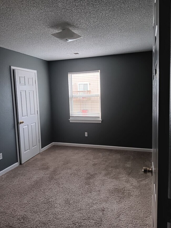 Building Photo - Spacious 3-bedroom, 1.5-bath townhome available