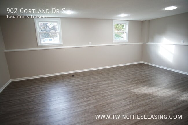 Building Photo - 902 Cortland Dr S
