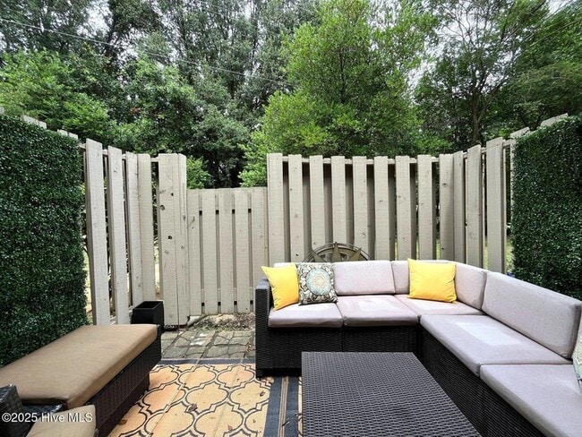 Building Photo - 940 Linden Rd