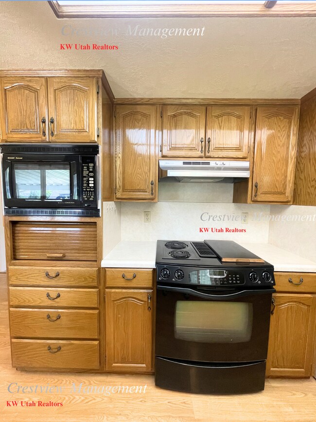 Building Photo - Charming Home with Expansive Yard in Prime Draper Location