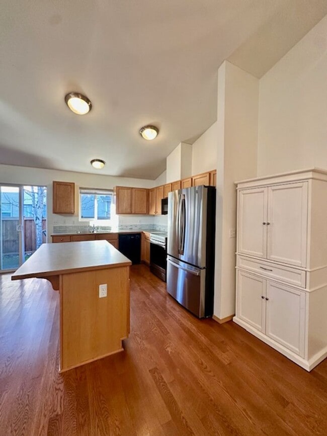 Building Photo - 2 bedroom 2 bathroom Townhouse with Garage