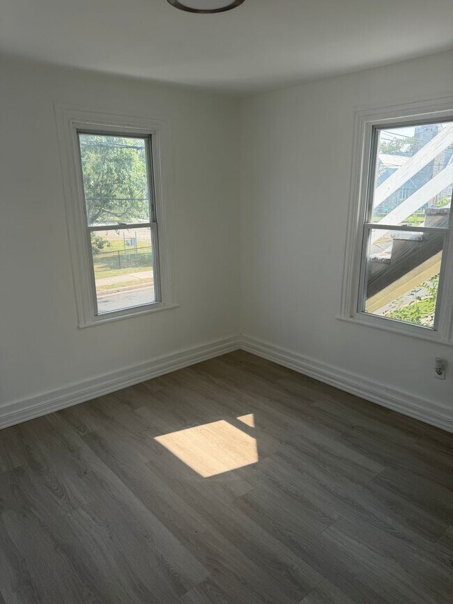 Building Photo - 219 E Mulberry St