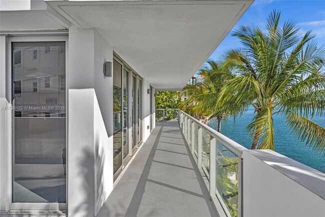 Building Photo - 9901 E Bay Harbor Dr