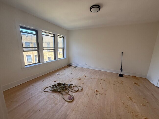 Building Photo - 7351 N Damen Ave