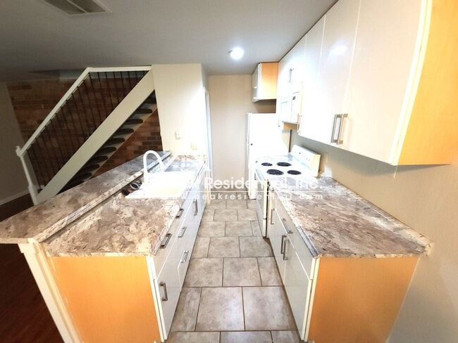 Building Photo - Updated 2bd/1ba Foothill Farms Condo with Carport