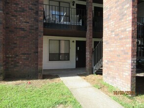 Building Photo - Willow Run- 2 bedroom/2 bath downstairs Ap...