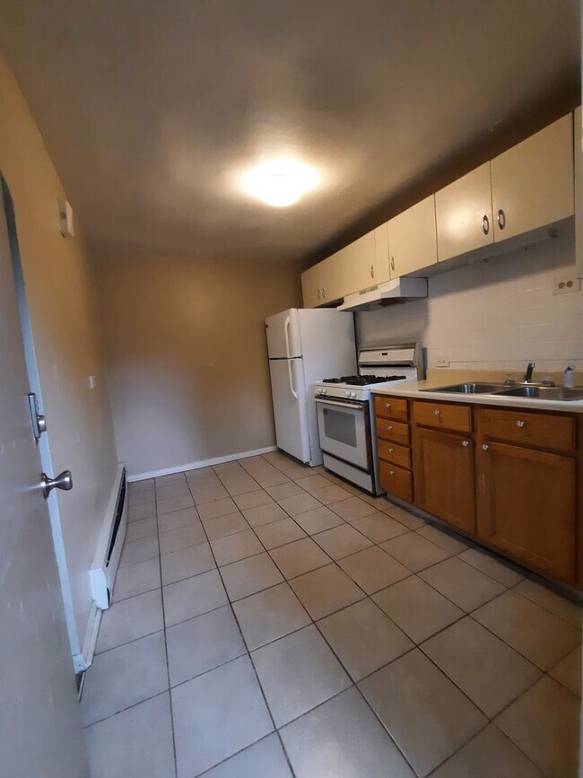 Building Photo - Ground-Level 1 Bed with Front Patio – Walk...