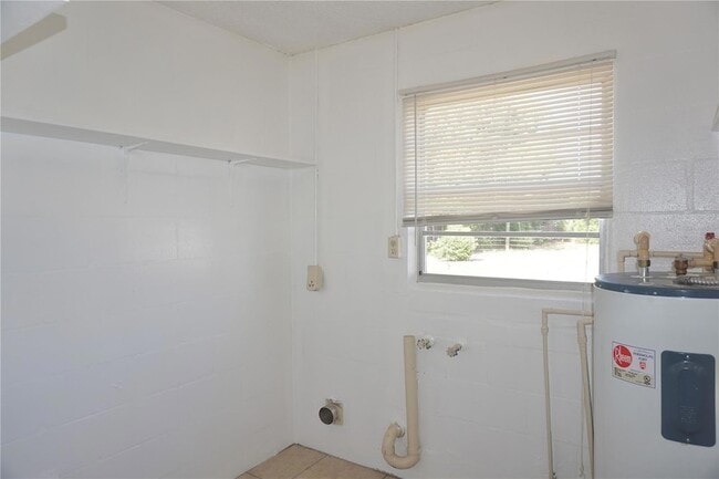 Building Photo - 2567 Elm Ave