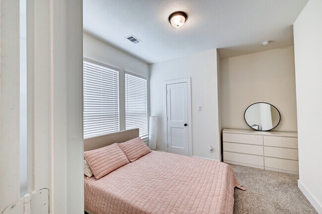 Building Photo - 1523 Cathedral Bend Drive