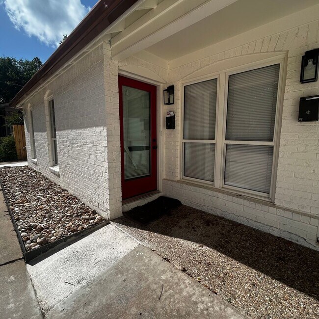 Building Photo - 1005 W MLK - House