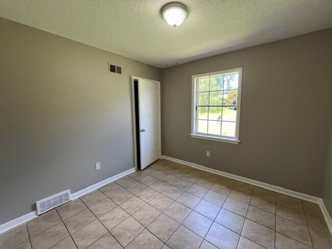 Building Photo - Renovated 4 Bedroom 1.5 Bath Home for Rent!