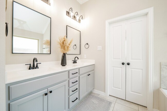 Building Photo - 15426 Hill Country Oaks Ln