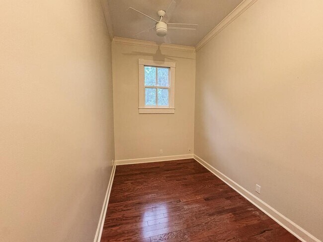 Building Photo - 305 W Brazos St