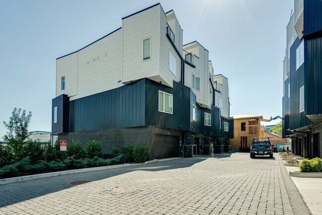 Building Photo - 2910 Felicia St