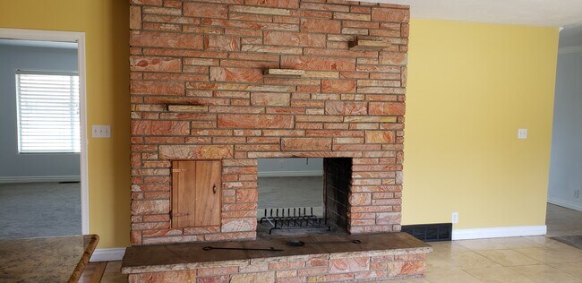 Fire Place - 926 N 800 W