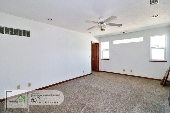 Building Photo - 3180 Wilshire Dr