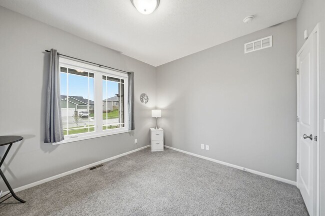 Building Photo - Awesome 4 Bedroom LIKE NEW!