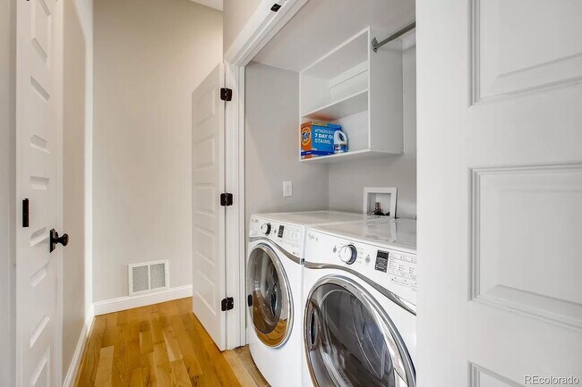 Building Photo - "Charming 4-Bed Oasis with 2.5 Baths in the Heart of Denver!"