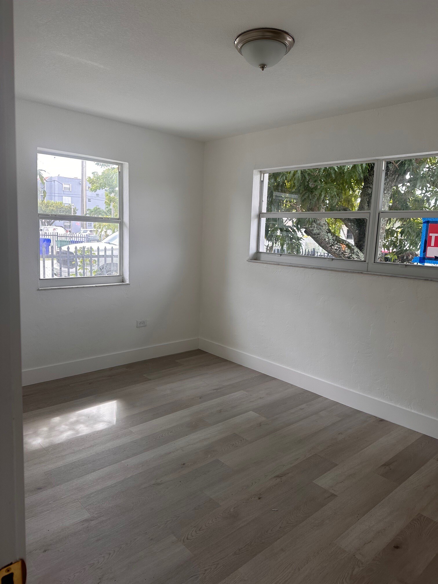 Building Photo - 121 NW 68th Ave