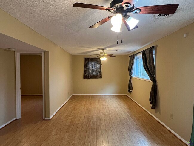 Building Photo - 212 Highland Dr