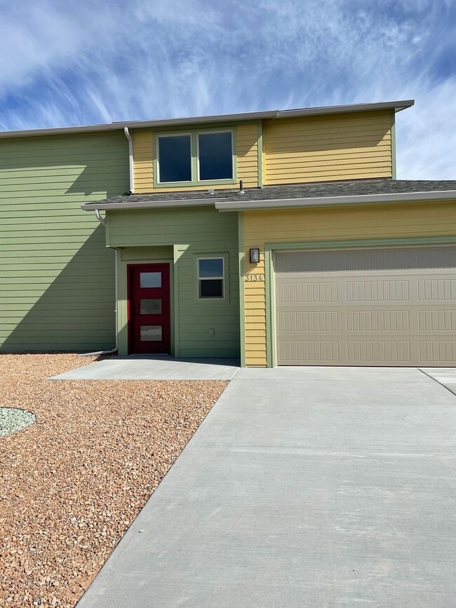 Building Photo - 3 Bedroom/2 1/2 bath, 2 car garage availab...