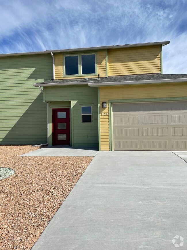 Building Photo - 3 Bedroom/2 1/2 bath, 2 car garage availab...