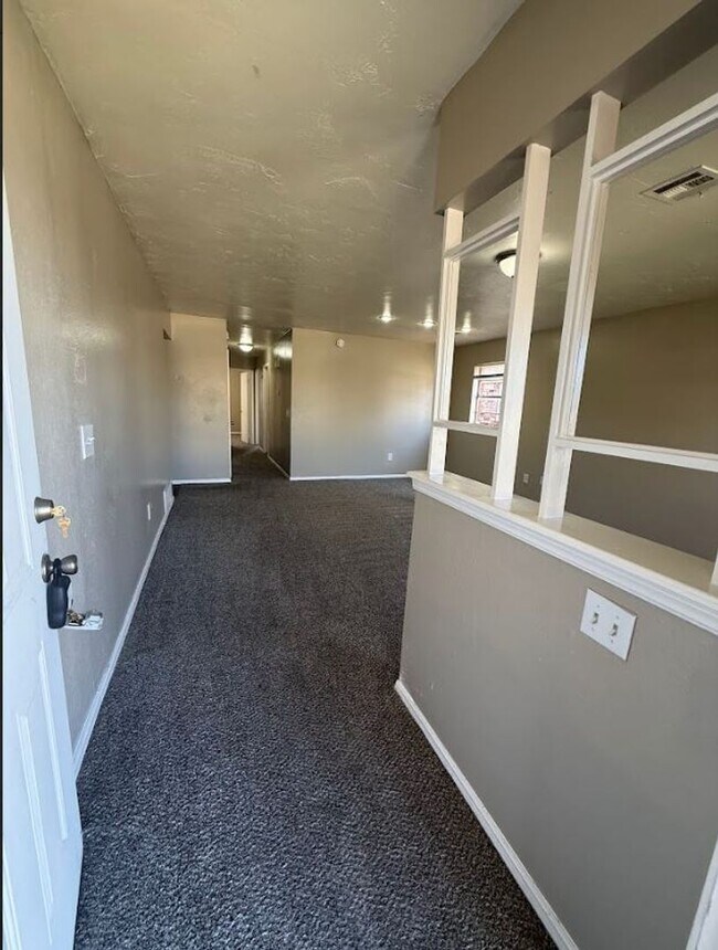 Building Photo - Beautiful, spacious home in Del City!