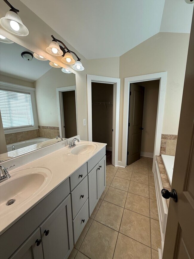 Building Photo - Charming Craftsman Home on Mitchell Bridge...