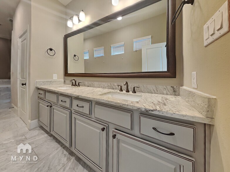 Building Photo - 5430 Cornish St