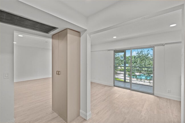 Building Photo - 204 Mansfield F