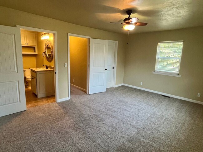 Building Photo - Super cute and updated 4 bed 2 bath home!!