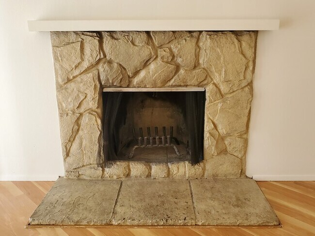 Building Photo - 1629 Maple Ln