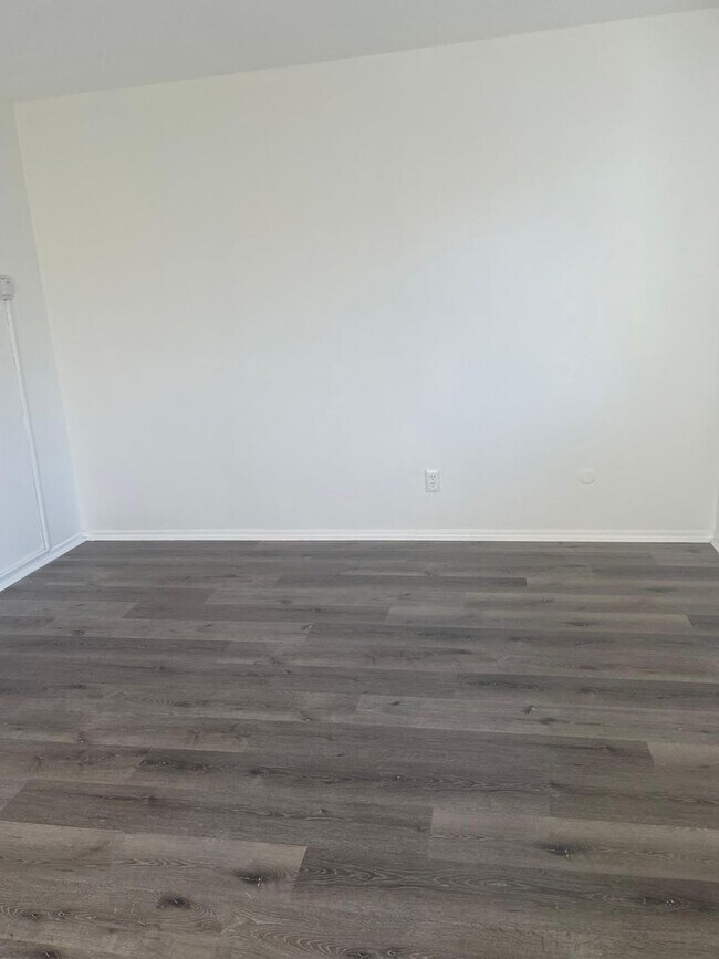 Interior Photo - 6121 Crenshaw Blvd