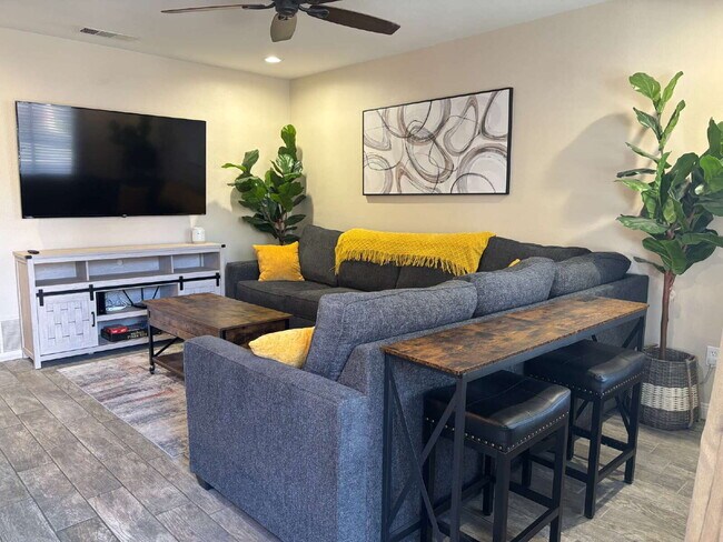 Building Photo - 2 Bedrooms Condo for Rent Available May 19...