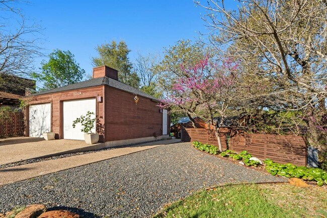 Building Photo - 2200 Homedale Dr