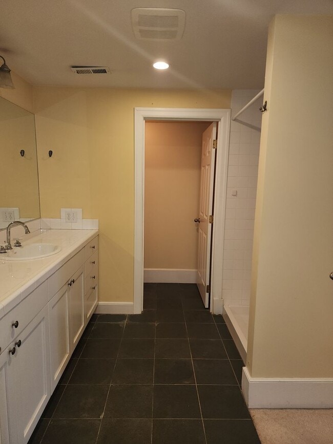 Building Photo - Spacious 3BR/3BA in Sought- After Queen Anne Location