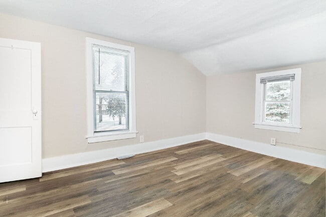 Building Photo - Walking distance to Central Park!