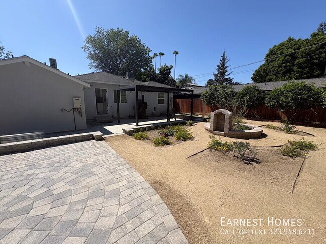 Building Photo - 5844 Vesper Ave