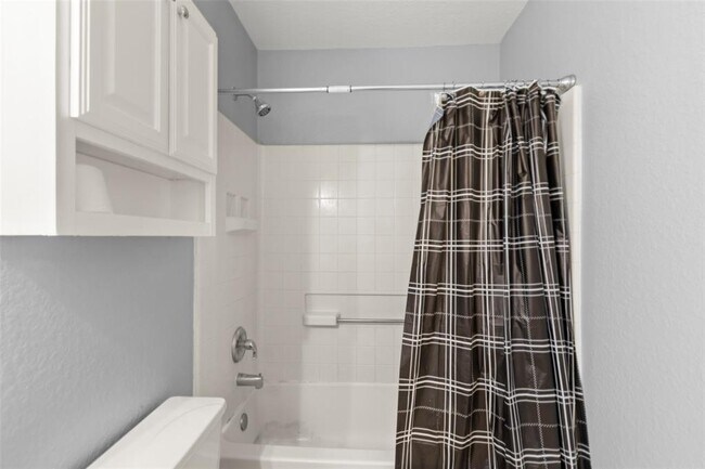 Building Photo - 4427 Village View Dr