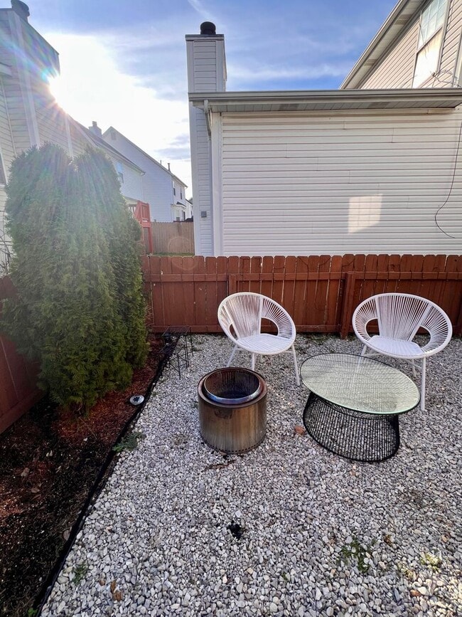 Building Photo - 3 bed 2.5 bath Located in the Heart of The Hill