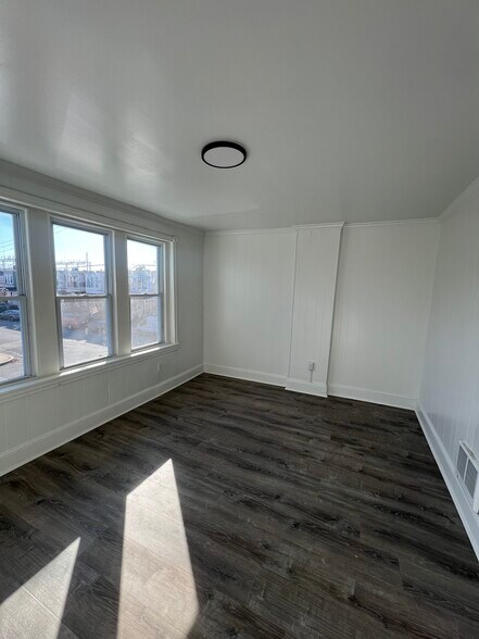 Building Photo - 1132 W 8th St