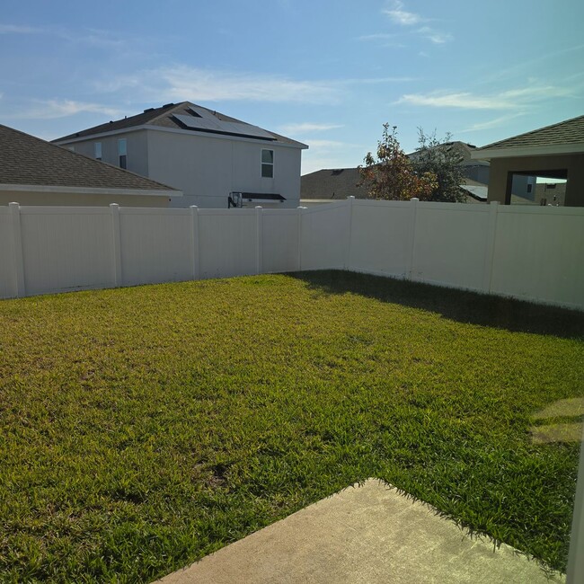 Building Photo - 4 Bedrooms, 2.5 Bathrooms Singe family home