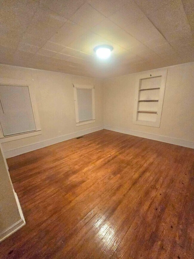 Building Photo - 3 bedroom & 1 bath located in Southside