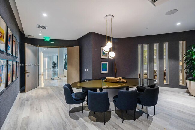 Building Photo - 2831 S Bayshore Dr
